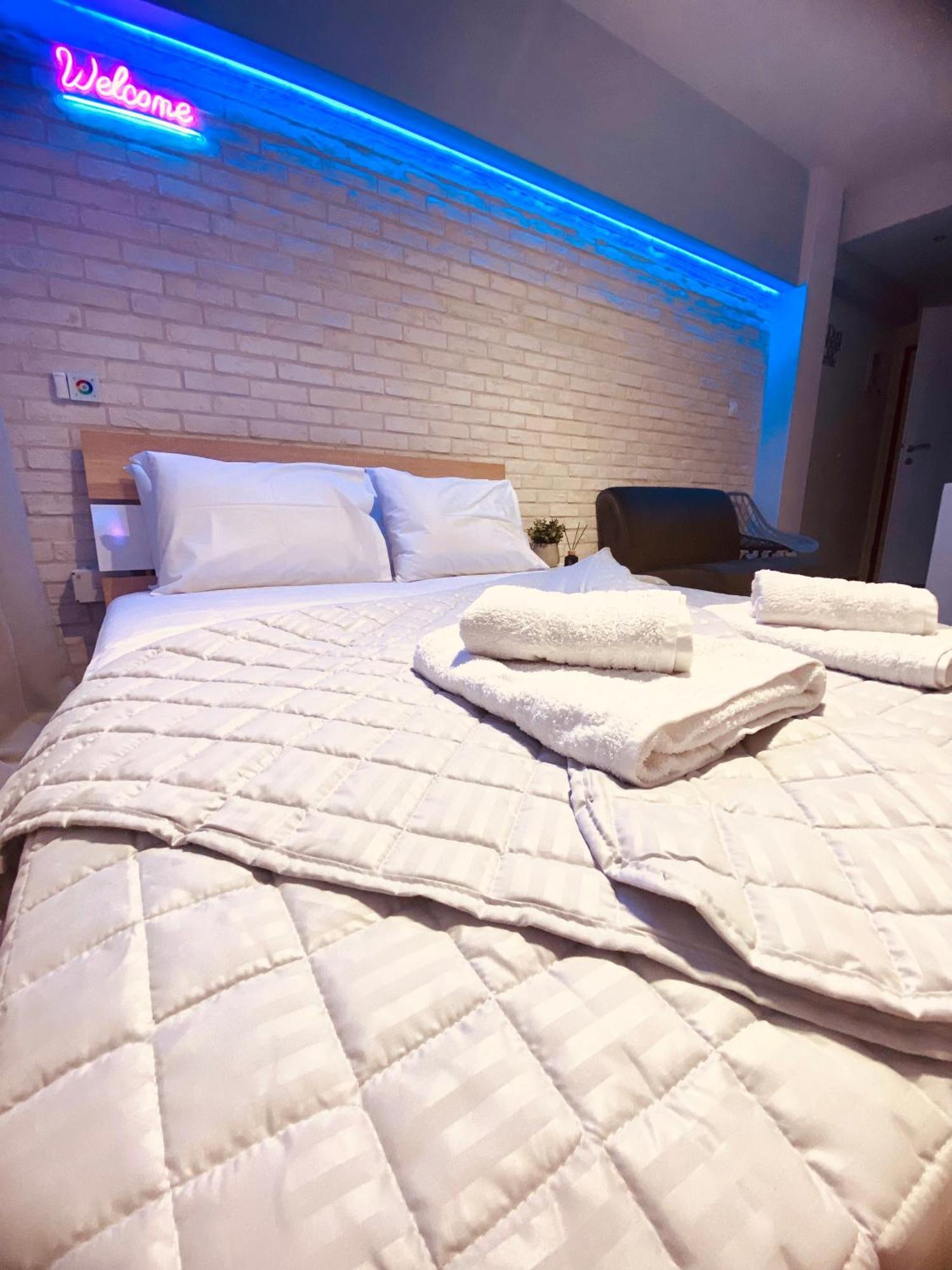 Neon Pulse - Casa Nativa Thessaloniki